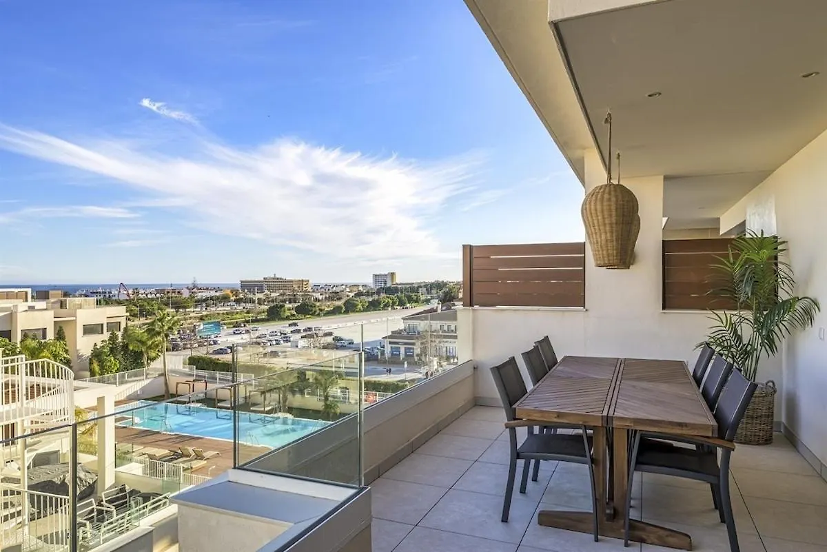 Panoramic Views & Walk To Beach! location